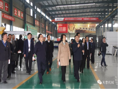 濟(jì)寧市委常委、組織部部長(zhǎng)孔凡萍帶領(lǐng)全市“兩新”組織黨建工作現(xiàn)場(chǎng)觀摩團(tuán)蒞臨天意機(jī)械調(diào)研指導(dǎo)